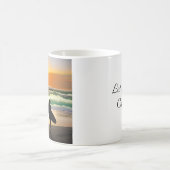 Guy op het strand met Surf Board Sunset Koffiemok (Center)