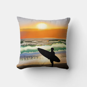 Guy op het strand met Surf Board Sunset Kussen