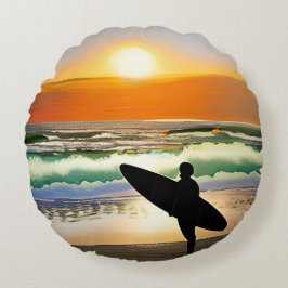 Guy op het strand met Surf Board Sunset Rond Kussen