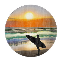 Guy op het strand met Surf Board Sunset