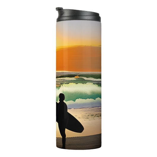 Guy op het strand met Surf Board Sunset Thermosbeker (Geroteerd rechts)