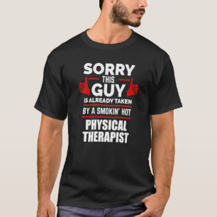 Guy wordt ingenomen door het roken van warme fysio t-shirt