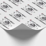 Gyatt Melk en Cookies Grappig Santa Gen Alpha Cadeaupapier<br><div class="desc">gyatt melkkoekjes,  grappig Santa ontwerp,  Christmas gen alpha slang,  gyatt kerstontwerp,  humor en koekjes Santa,  Santa Funny Christmas,  gen alpha humor Christmas,  kerst gyatt slang,  vakantie kerststal,  grappig Santa slang</div>