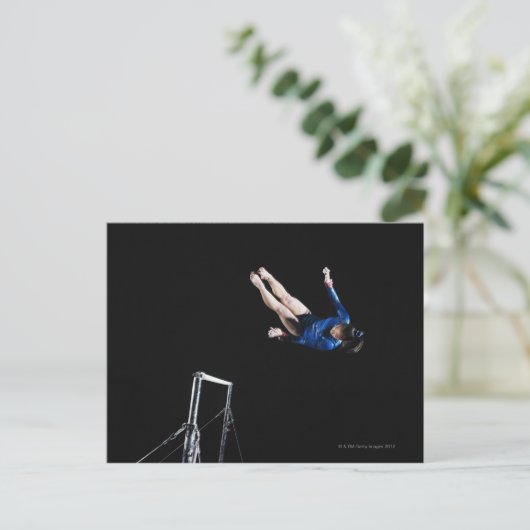 Gymnast (16-17) die ongelijke staven demonteert briefkaart (Staand voorkant)