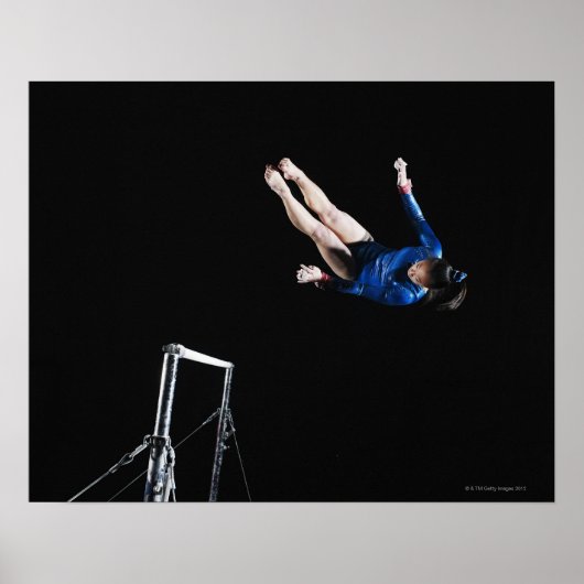 Gymnast (16-17) die ongelijke staven demonteert poster (Voorkant)