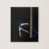 Gymnast (9-10) die op de balansbalk wordt gekantel legpuzzel (Verticaal)