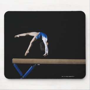 Gymnast (9-10) die op de balansbalk wordt gekantel muismat