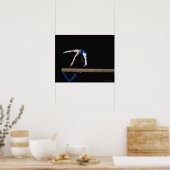 Gymnast (9-10) die op de balansbalk wordt gekantel poster (Keuken)