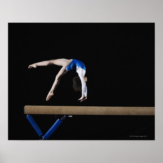 Gymnast (9-10) die op de balansbalk wordt gekantel poster (Voorkant)