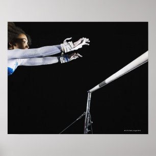 Gymnast (9-10) reikend voor ongelijke balken 2 poster
