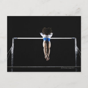 Gymnast (9-10) reikend voor ongelijke balken briefkaart