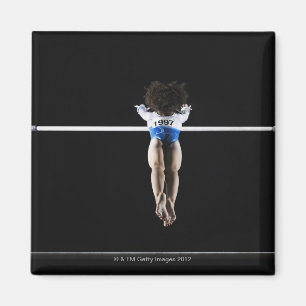 Gymnast (9-10) reikend voor ongelijke balken magneet