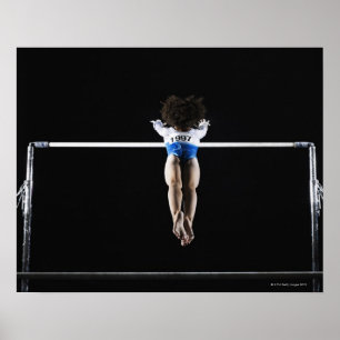 Gymnast (9-10) reikend voor ongelijke balken poster