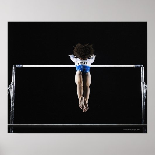 Gymnast (9-10) reikend voor ongelijke balken poster (Voorkant)