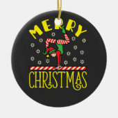 Gymnast Elf over Beam Gymnastics Kerstmis T-Shirt Keramisch Ornament (Voorkant)