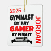 Gymnast speelt graag videogames keramisch ornament (Links)