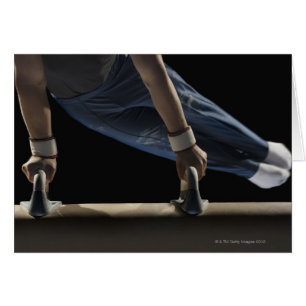 Gymnast zwaait op pommel paard