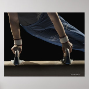 Gymnast zwaait op pommel paard poster