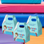 Gymnastiek Girl Cute Gymnast Kids Birthday Bedankdoosjes<br><div class="desc">Deze leuke meiden die een feestje voor de gymnastiek vieren,  heeft een  meisje dat voor een balk staat. Ze draagt een rode leotard en glimlacht op haar leuke kinder feest op het lokale gymnasium. Mooie blauwe aangepaste tekst voor je kind dat graag naar de buik gaat.</div>