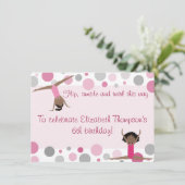 Gymnastiek maakt donkere haarmeisjes in roze en gr kaart (Staand voorkant)