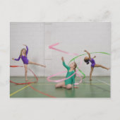 Gymnastiekmeisjes die dansen met linten briefkaart (Voorkant)