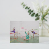 Gymnastiekmeisjes die dansen met linten briefkaart (Staand voorkant)