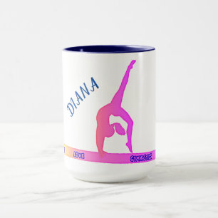 GYMNASTISCHE gymnast op de mok van de evenwichtsba