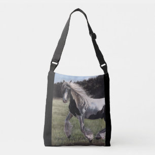 Gypsy vanner pinto horse running in field crossbody tas