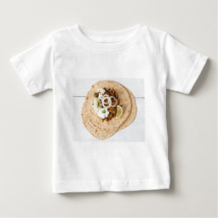 Gyros pita met tzatziki coleslaw olives en feta
