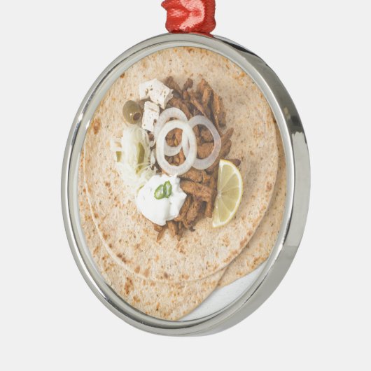 Gyros pita met tzatziki coleslaw olives en feta metalen ornament (Links)