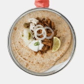 Gyros pita met tzatziki coleslaw olives en feta metalen ornament (Voorkant)