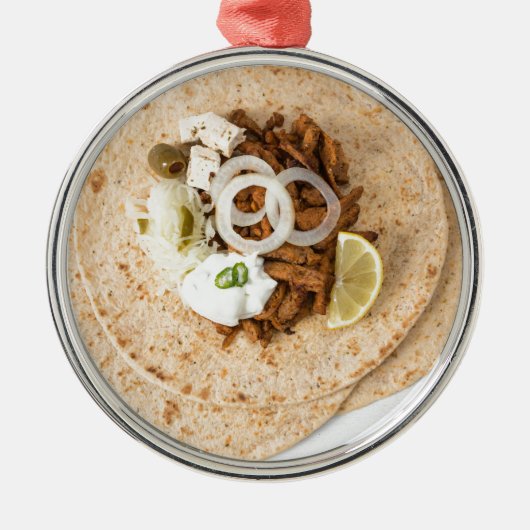 Gyros pita met tzatziki coleslaw olives en feta metalen ornament (Voorkant)