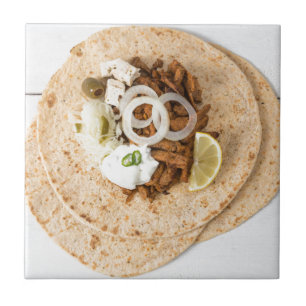 Gyros pita met tzatziki coleslaw olives en feta tegeltje