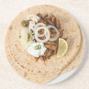 Gyros pita met tzatziki coleslaw olives en feta zandsteen onderzetter