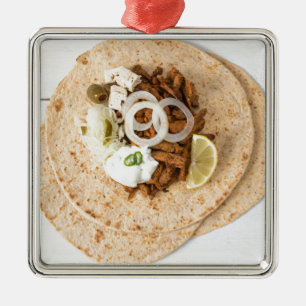 Gyros pita met tzatziki koolsla olijven en feta metalen ornament