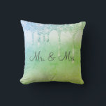 H. & Mevrouw Groen Glitter Aandenken Elegant Kussen<br><div class="desc">Mooie groene glittersatijn-look glitter "Meneer & Mevrouw." "Ik hou van jou" kussen. Hoe mooi dit zou zijn op een bed of chaise longue in een slaapkamer. De ene kant is voor de nieuwe meneer en mevrouw. De andere kant heeft "Ik hou van jou" typografie.</div>