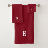 H Monogram op Crimson Bad Handdoek (Insitu)