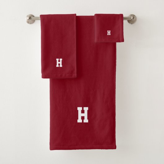 H Monogram op Crimson Bad Handdoek (Insitu)