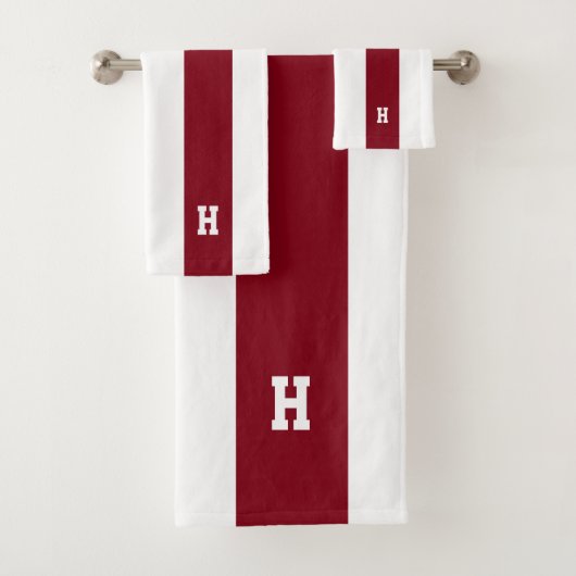 H Monogram op Crimson & White Striped Bad Handdoek (Insitu)