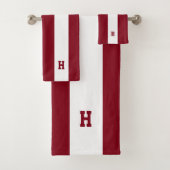 H Monogram op Crimson & White Striped Bad Handdoek (Insitu)