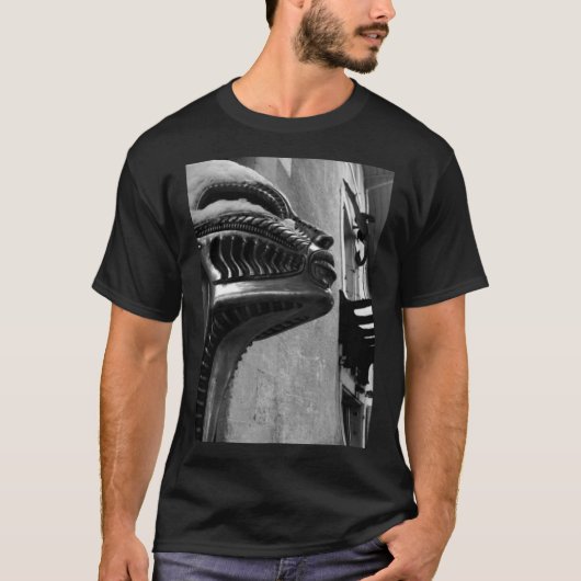H.R. Giger Museumbeeld. Gruyères, Schweiz T-shirt (Voorkant)