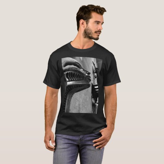 H.R. Giger Museumbeeld. Gruyères, Schweiz T-shirt (Voorkant volledig)