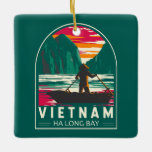 Ha Long Bay Vietnam Bootverkoper Reizen Kunst Vint Keramisch Ornament<br><div class="desc">Ha Long Bay vectorart ontwerp. Hongbaai,  in het noordoosten van Vietnam,  staat bekend om zijn smaragdwater en duizenden sleepkalksteeneilanden die door regenwouden worden bedekt.</div>