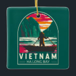 Ha Long Bay Vietnam Bootverkoper Reizen Kunst Vint Keramisch Ornament<br><div class="desc">Ha Long Bay vectorart ontwerp. Hongbaai,  in het noordoosten van Vietnam,  staat bekend om zijn smaragdwater en duizenden sleepkalksteeneilanden die door regenwouden worden bedekt.</div>