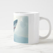 Haai bij boot grote koffiekop (Rechts)