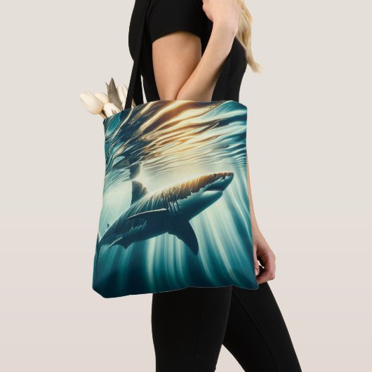 Haai in het diepblauwe zee & zonlicht tote bag (Dichtbij)
