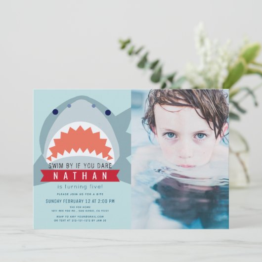 Haai Lichtblauwe Zwembad Foto Jongen Verjaardag Kaart (Staand voorkant)