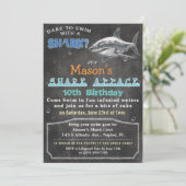 Haai Verjaardags Krijtbord Uitnodiging (Staand voorkant)