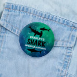 Haaien Geïnfecteerd om het even welke Button van d<br><div class="desc">Viel in stijl met deze trendy knopen van het verjaardagsfeest. Het ontwerp is gemakkelijk te personaliseren met je eigen formulering en je familie en vrienden zullen enthousiast zijn als ze deze fantastische partijknoppen krijgen.</div>