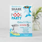 Haaien met tweelingjongens die een feestdag uitnod kaart (Staand voorkant)
